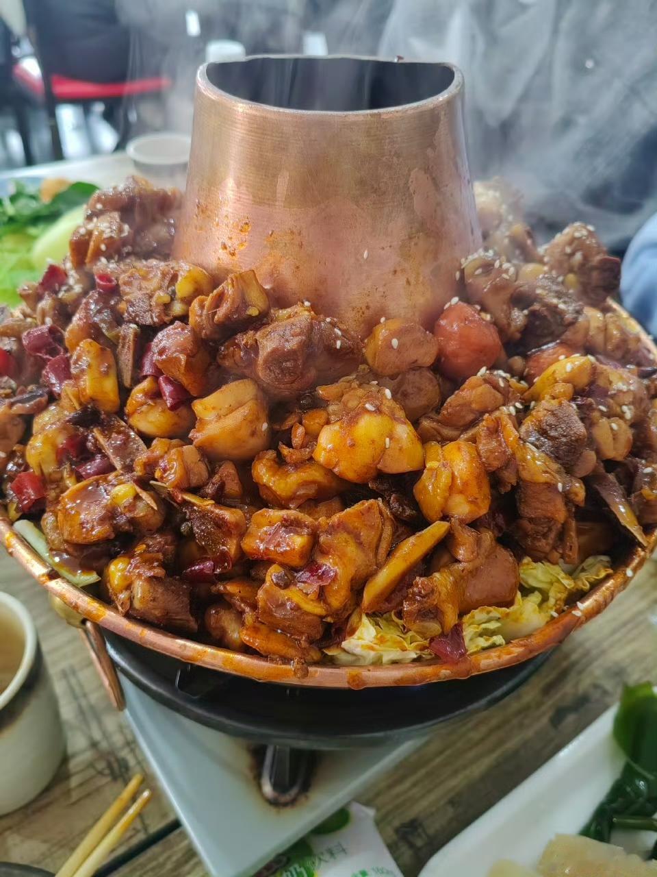 今天上午刚考完英语四级，就有一个词条冲上热搜”恨你四级，明年见”，一边又满脸幸福