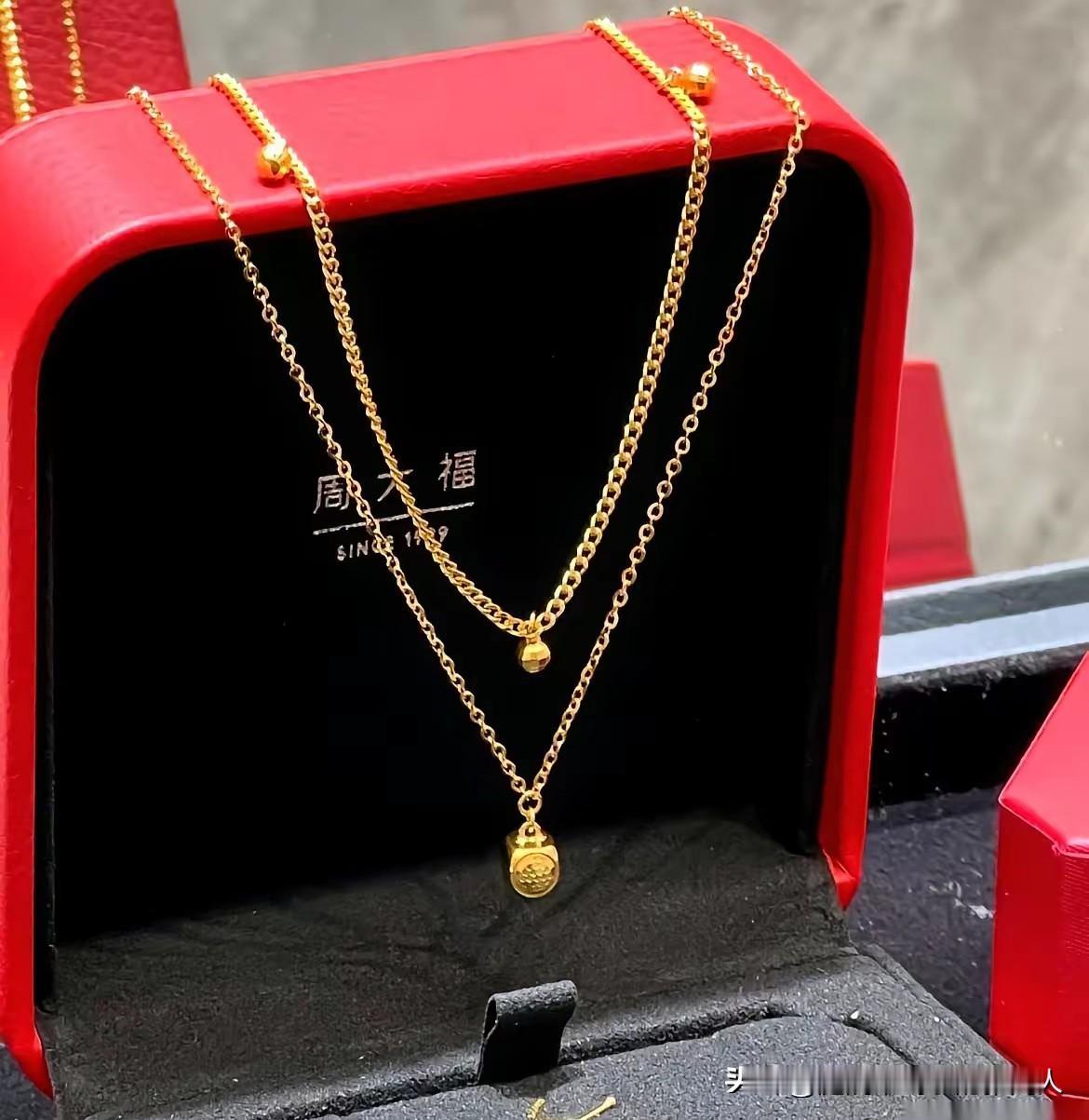 金子居然开始不按克卖了。刷到周大福的新款，我愣了三秒。不是问你几克，是问你怎