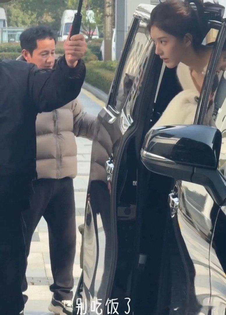 和爸爸长得一摸一样，不知道那些说整容的怎么想的