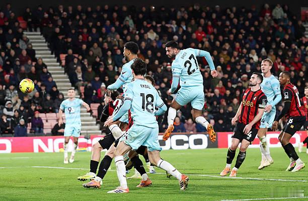 伯恩茅斯1比1伯恩利布罗亚头球绝平，伯恩利客场拿到宝贵的1分。24岁的阿尔巴尼