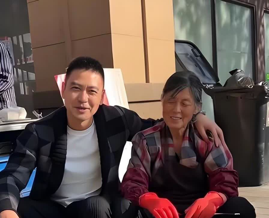 演员李飞无戏可拍，和母亲街边卖鱼近一年，他究竟为何沦落至此