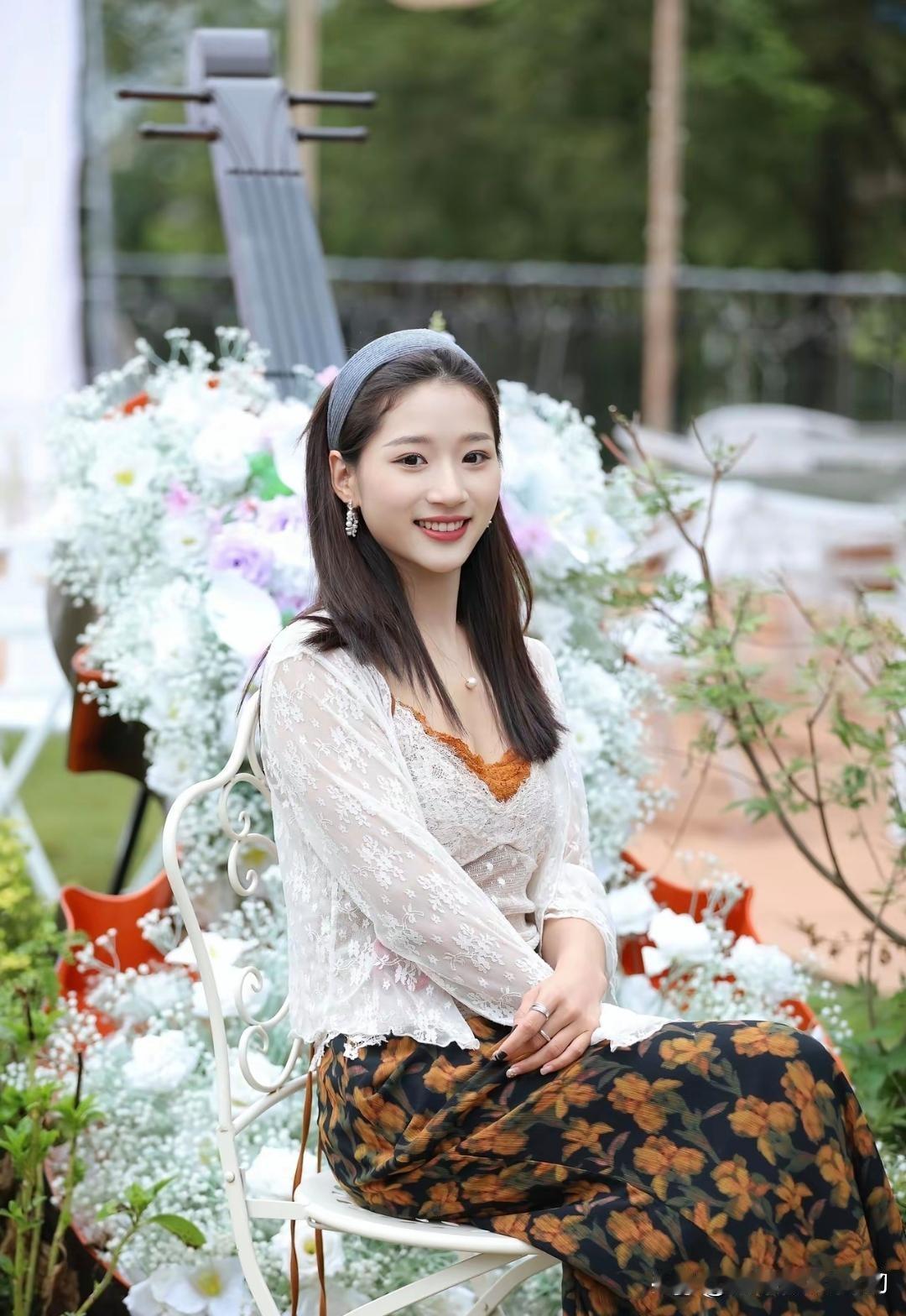 看到“花海中的甜美少女，笑靥如花，美不胜收”，脑海里瞬间浮现出一幅绝美画面。就像