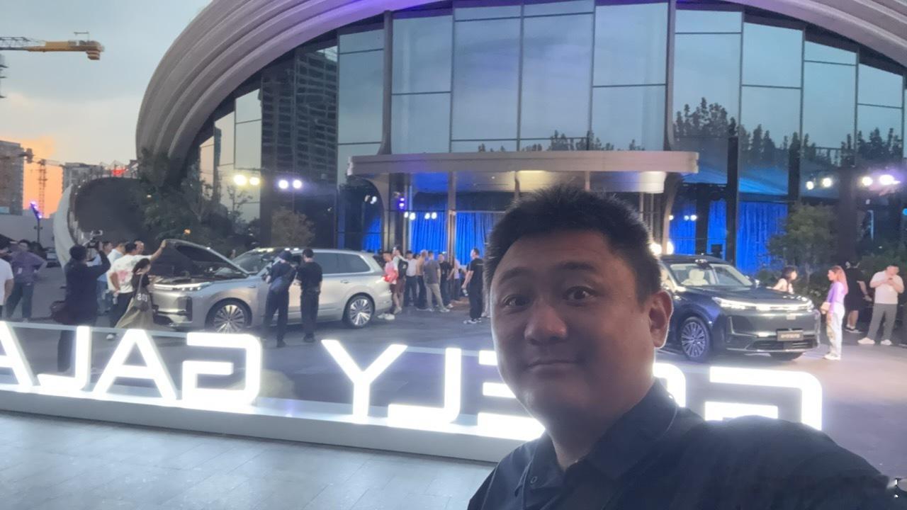 一不留神，今晚吉利银河M9的预售发布会，又来了一个堵门儿进🤩第一个进来的，