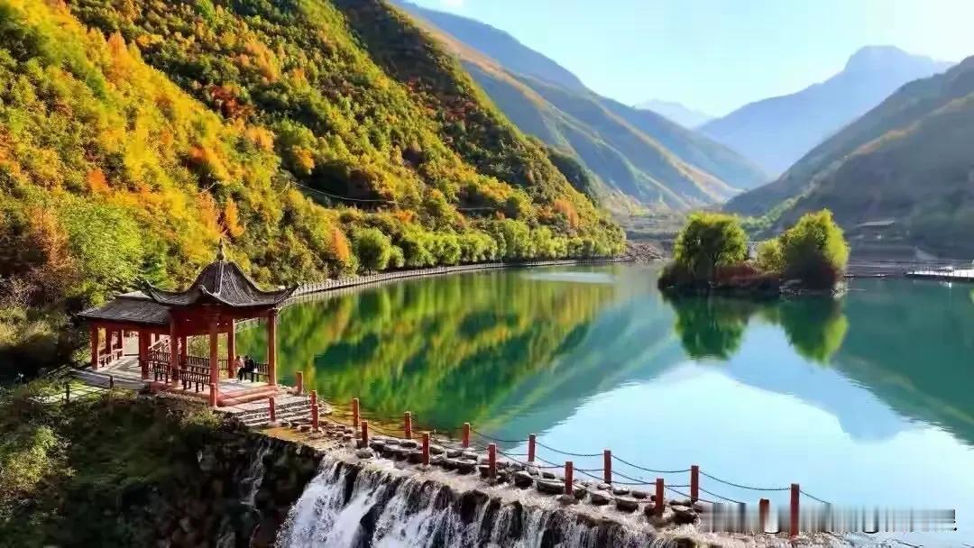 官鹅沟几十个海子，几十个瀑布，壮观的峡谷，要转完必须要三天时间。娥嫚沟一天，看湖