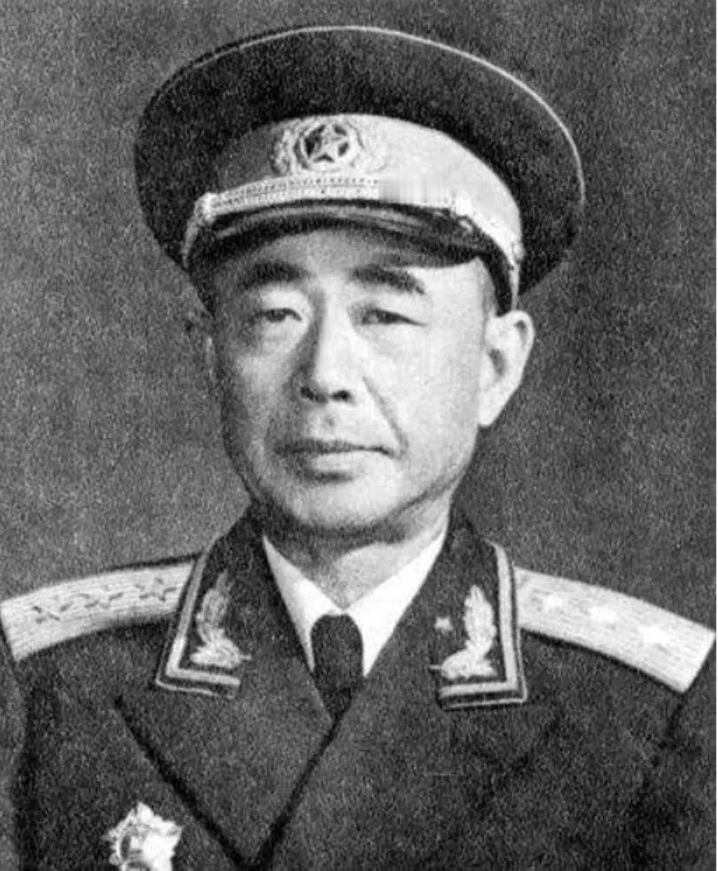 开国上将陈明仁有一个弟弟叫陈明信，因为父母死得早，陈明仁外出从军，陈明信无人管教