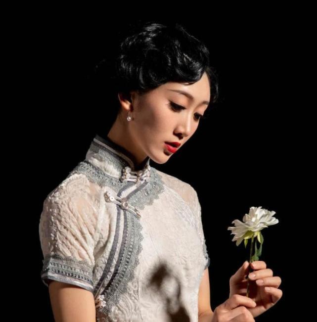1941年，一个女囚被捕入狱后，监狱长一脸得意，解开衣扣就朝她扑了过去。可是，谁