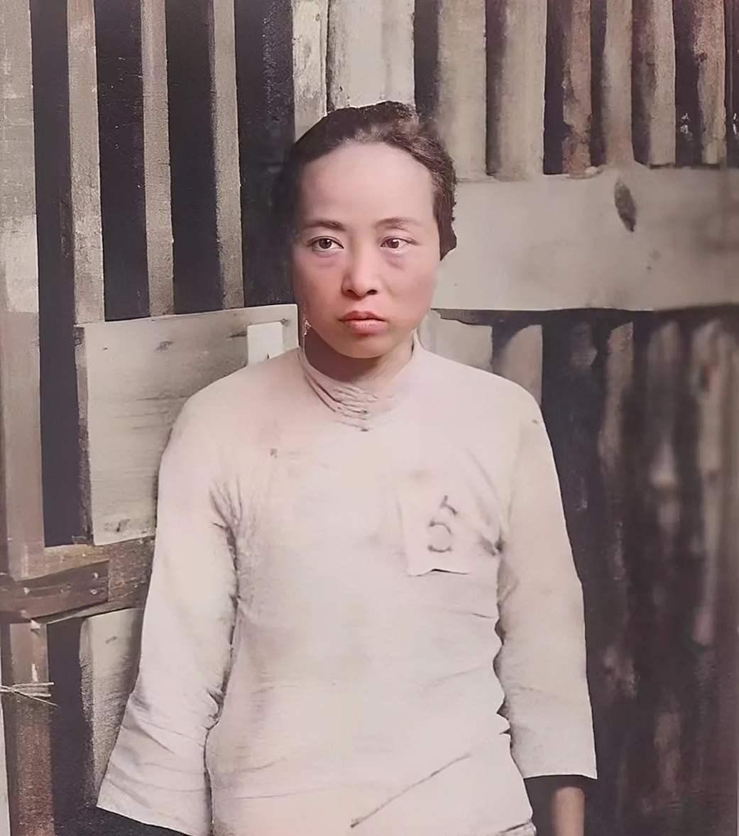 1937年11月24日，她是趴着被处决的，留下了这张遗照。魏文全，年芳25岁，时