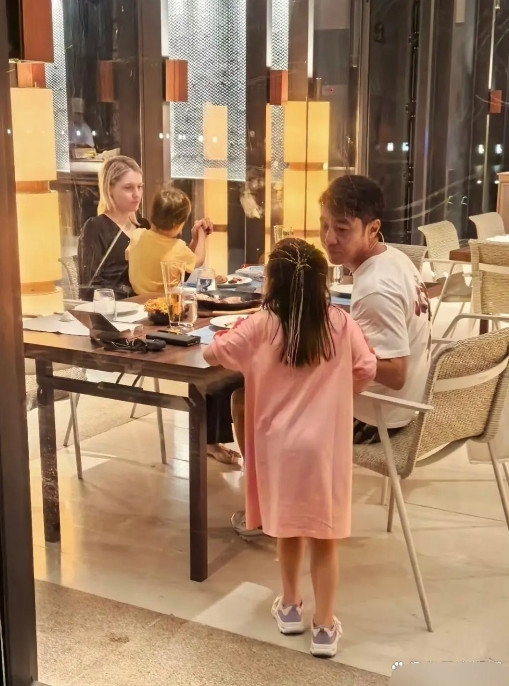 近日，有网友偶遇撒贝宁携妻子李白及一双儿女用餐。女儿亲昵地依靠在撒贝宁身旁，兴奋