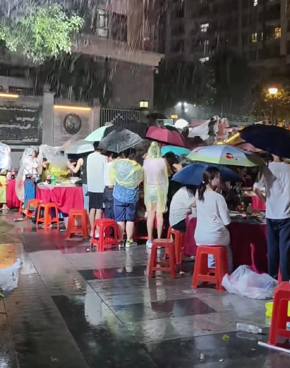 广州猎德土豪得罪龙王了！广州猎德的土豪们办团圆宴，居然把龙王都“惹毛”了！