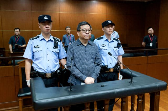 上海二中院一审公开宣判上实集团原总裁周军贪污、受贿案