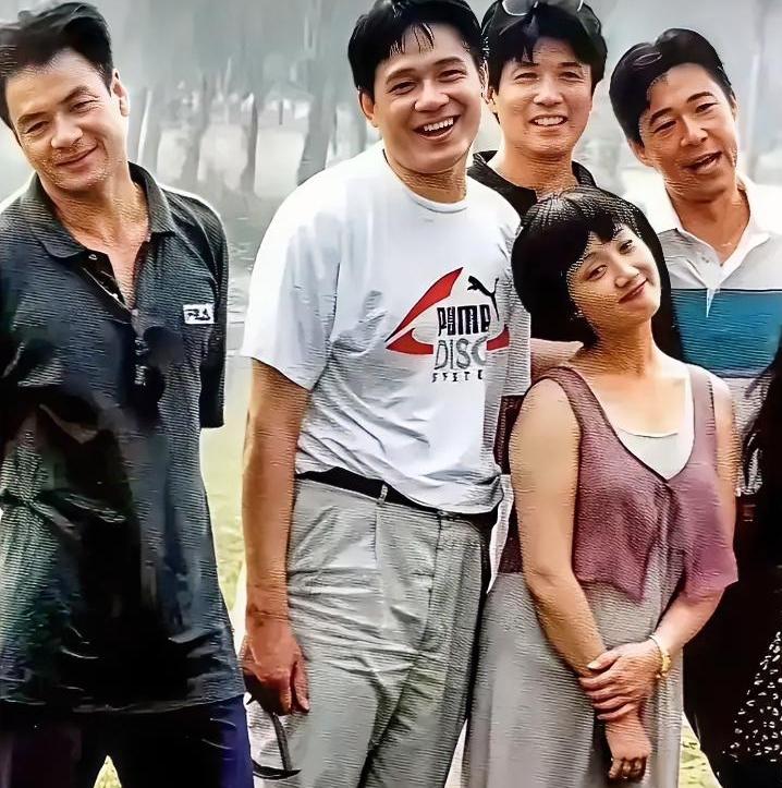 邓婕这身高，愣是演活了最霸气的王熙凤！实际158cm的她，在剧组里不算高挑，可