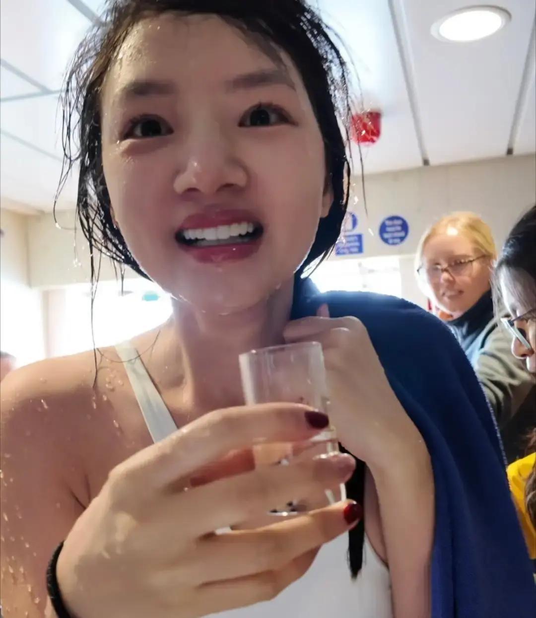 明星不拍戏，跑去南极跳冰窟窿？任敏脱掉羽绒服那一秒，外国探险队员竖起拇指。