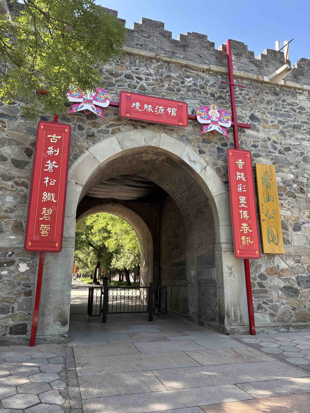 为什么西安有城墙，而北京没有？北京的城墙明明离这个时代更近啊！是不是有点奇怪？