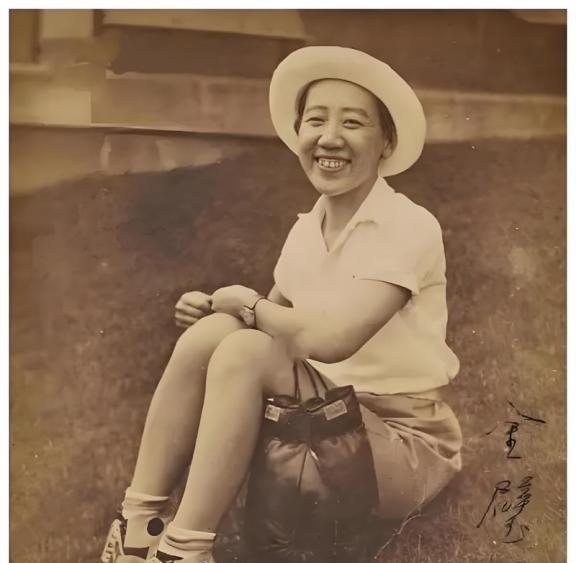 1945年，川岛芳子落入军统手里，可军统手段用尽，她就是没反应。这时，戴笠拿着尺
