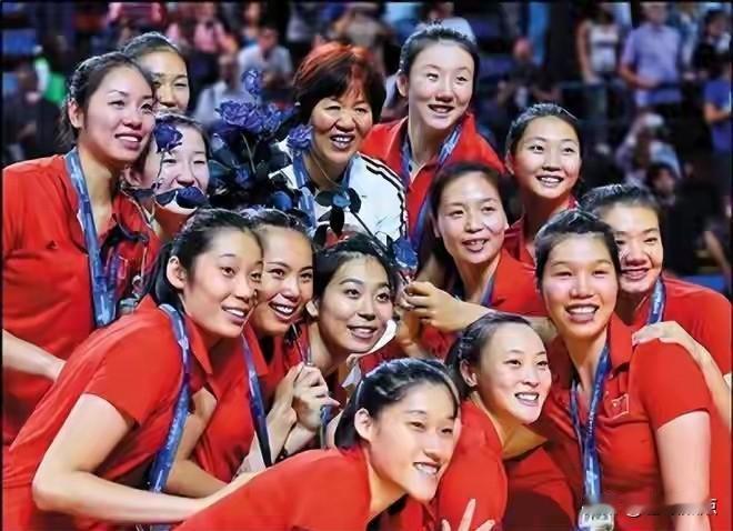 郎平和她的女排队员的荣耀时刻，你认出了几位？