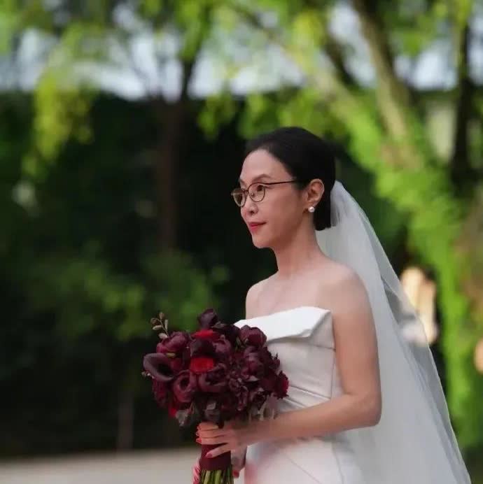 李国庆赚大了！8月21号，刚办完婚礼没几天，张丹红就扔出婚礼照，配文里“