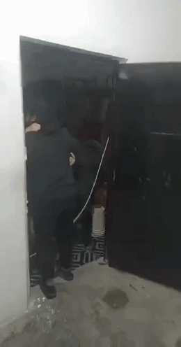 美国造的孽，库尔德武装败退拉卡，没想到朱拉尼的队伍一到，马上把在拉卡监狱关押的伊