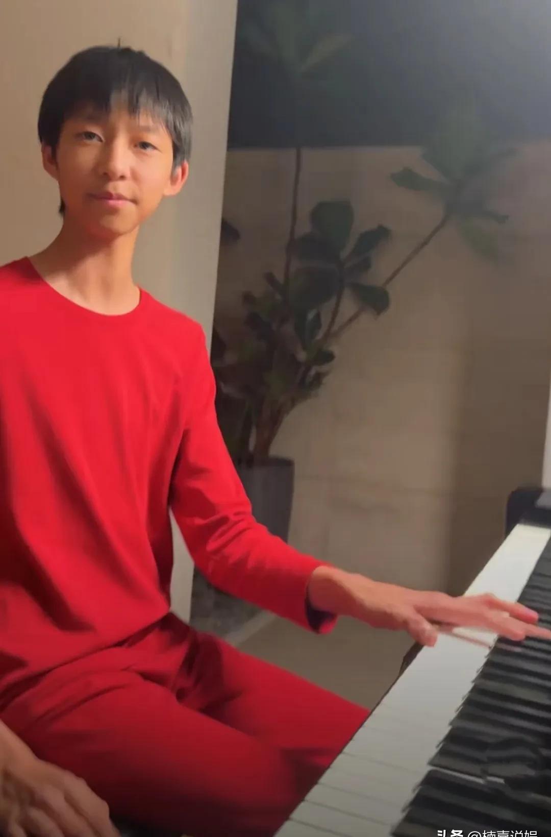你绝对想不到，姚晨12岁的儿子穿着红秋衣弹钢琴，手一抬就暴露了顶级天赋。那双手