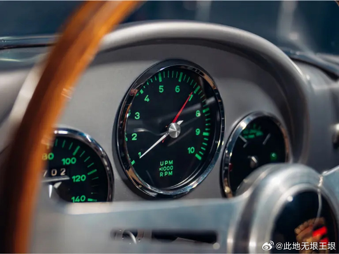 大V聊车这是一辆极其稀有的保时捷550ASpyder，生产于1957年。介