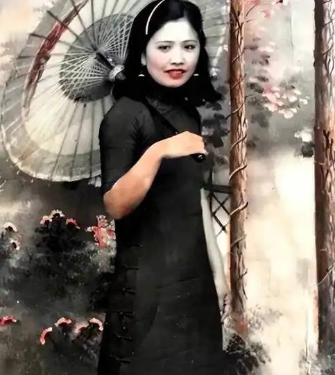 1938年，周恩来派王曼霞打入国民党高层。谁知，她却嫁给蒋介石心腹陈尔晋，身份将