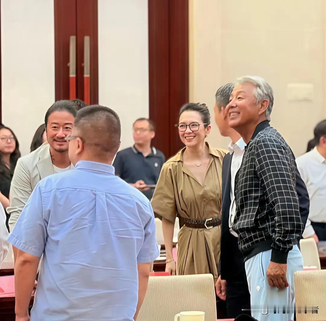 陈道明真的是德艺双馨的老艺人，如今70岁了，看起来还是很阳光热情，一点没有老人感