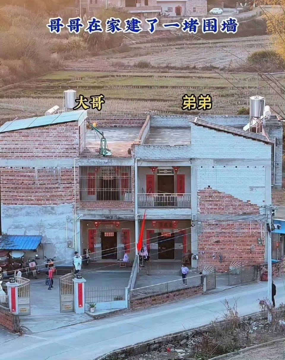 俩兄弟闹成这样不怕村里人笑话吗？