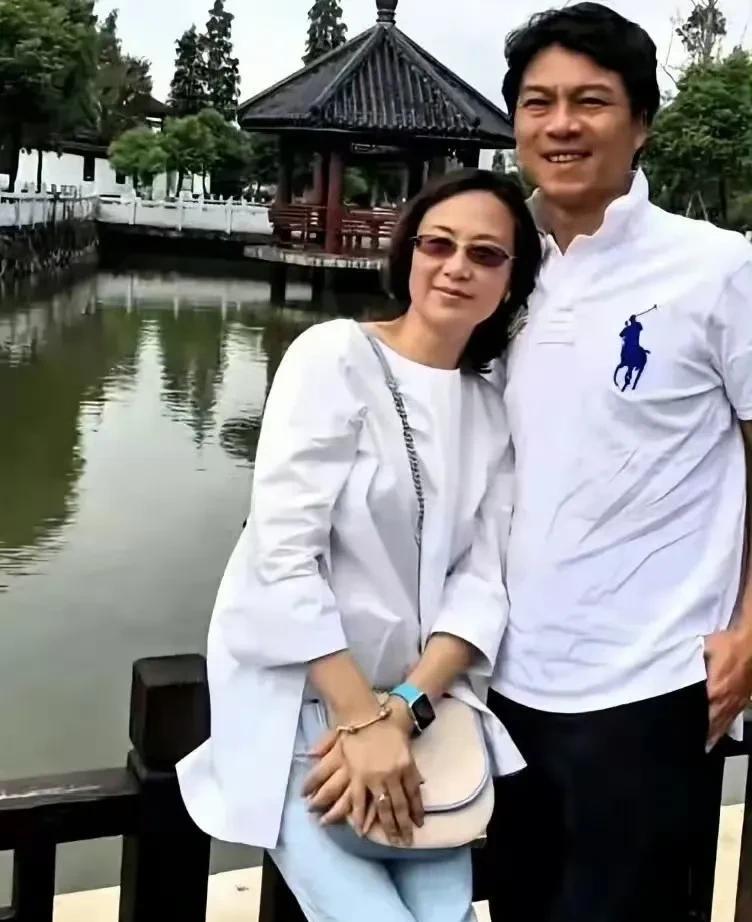61岁江嘉良状态绝了！看着像30岁小伙，和62岁妻子同框竟像母子？最近看到江嘉