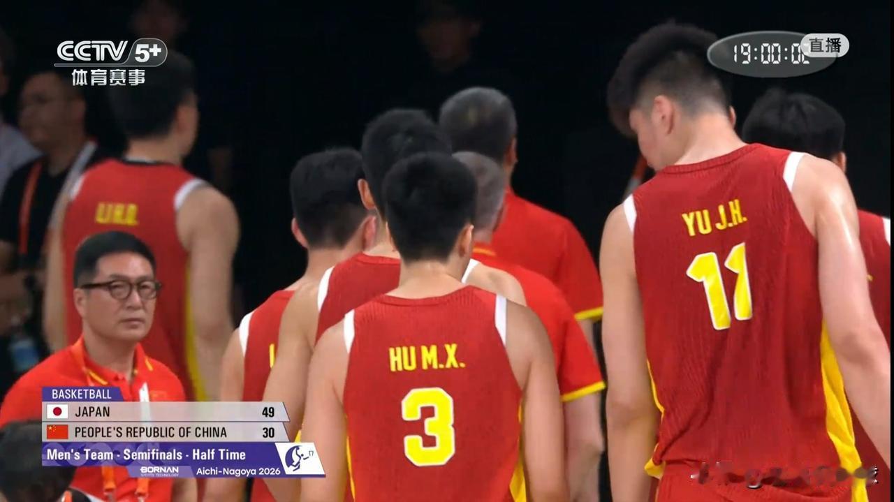 中国男篮真是让人失望至极！在今天进行的一场中国男篮和日本男篮的亚运会男篮半决赛中