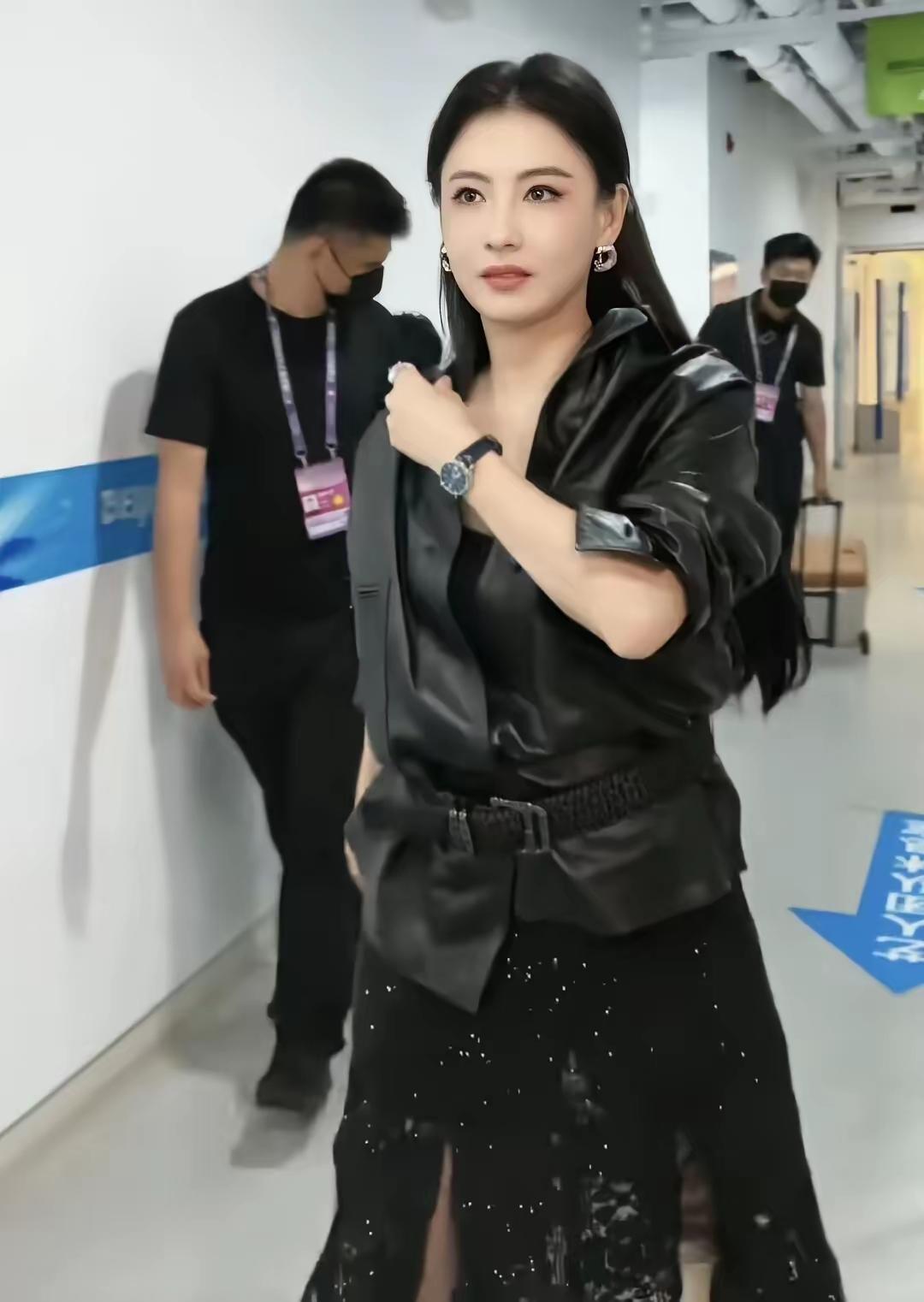 同事和我打赌我说这是张柏芝她偏说是抖音上的一个女网红你们看看究竟是谁呢？