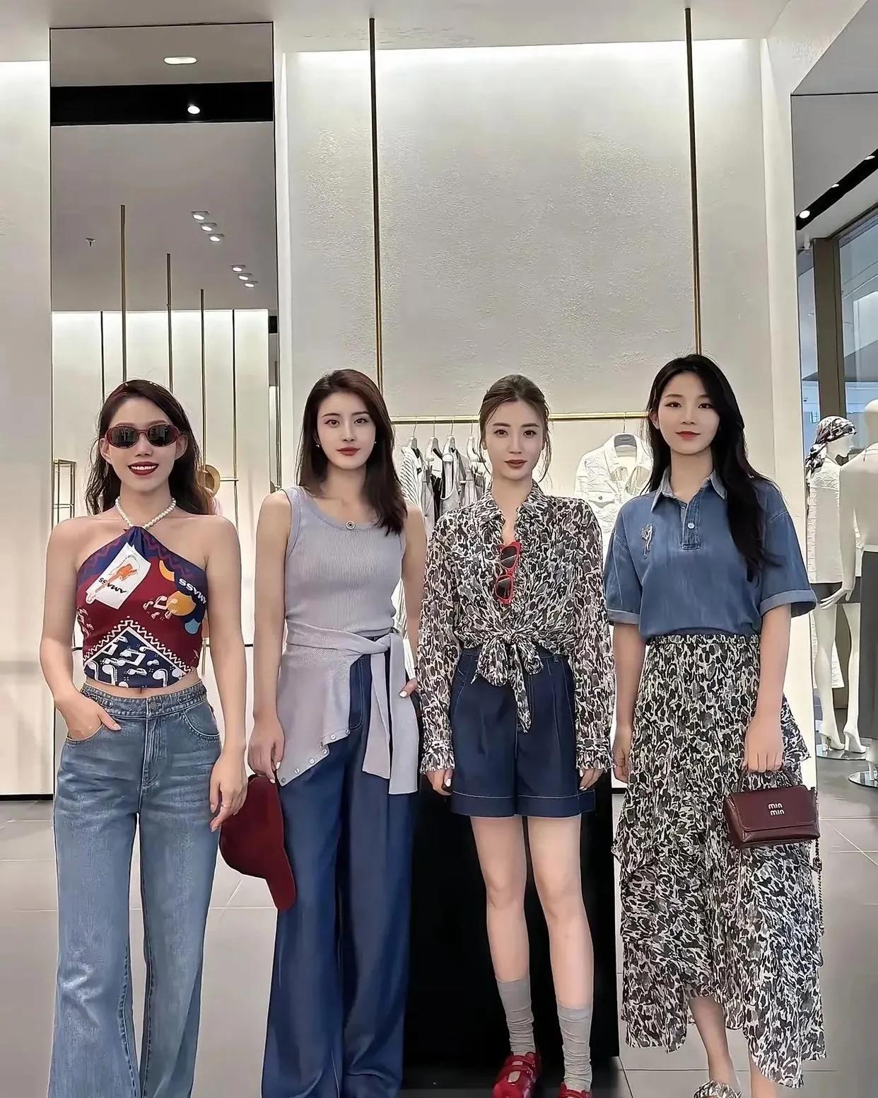 4位美女你觉得谁的穿搭最高级？我喜欢第二位虽然都是站姿，我觉得第二位最有气