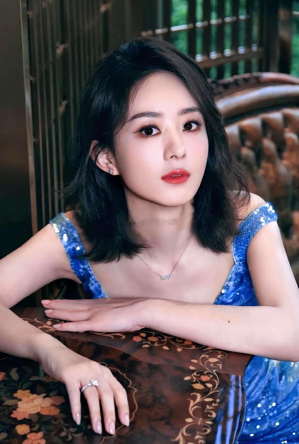 闪光灯连成一片白昼，赵丽颖走出来那一刻，现场快门声响成了一锅粥。宝蓝色亮片一字肩