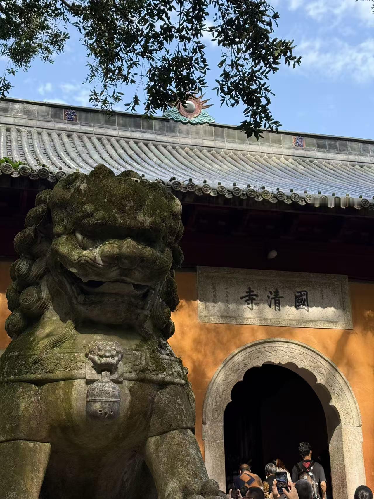 国清寺的和尚还会在寺外的田地里种田种菜，种出来的菜都供给斋堂，斋堂还会制作斋饭供
