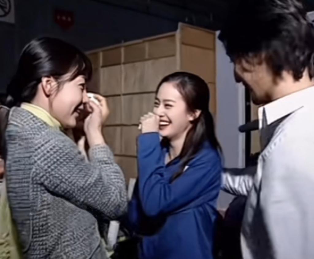 当年看《天国的阶梯》，无数观众都被男女主角的虐心剧情狠狠戳中泪点，同时都被这群演