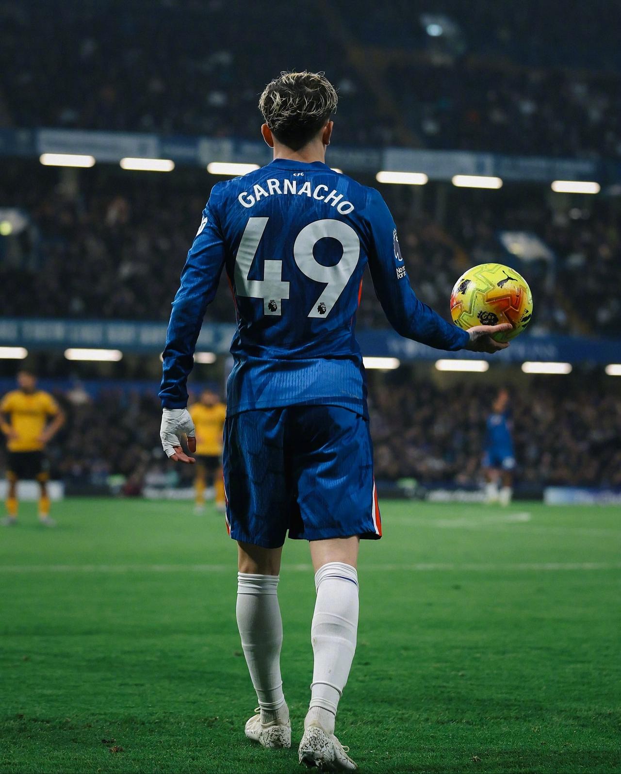 加纳乔本场比赛表现让蓝军球迷感受到被曼联欺骗！蓝军球迷评论如下：“决定买加纳