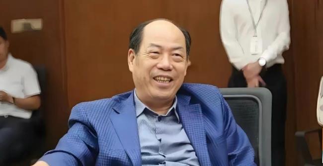 “看到许家印现状，还是碧桂园老板杨国强最聪明！同样是万亿规模房企爆雷，结局天
