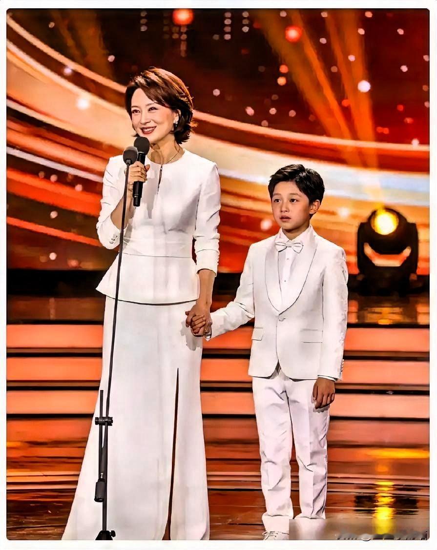 董卿又拿起话筒，这一次，不是为亿万观众。51岁的她，和11岁的儿子并肩，站