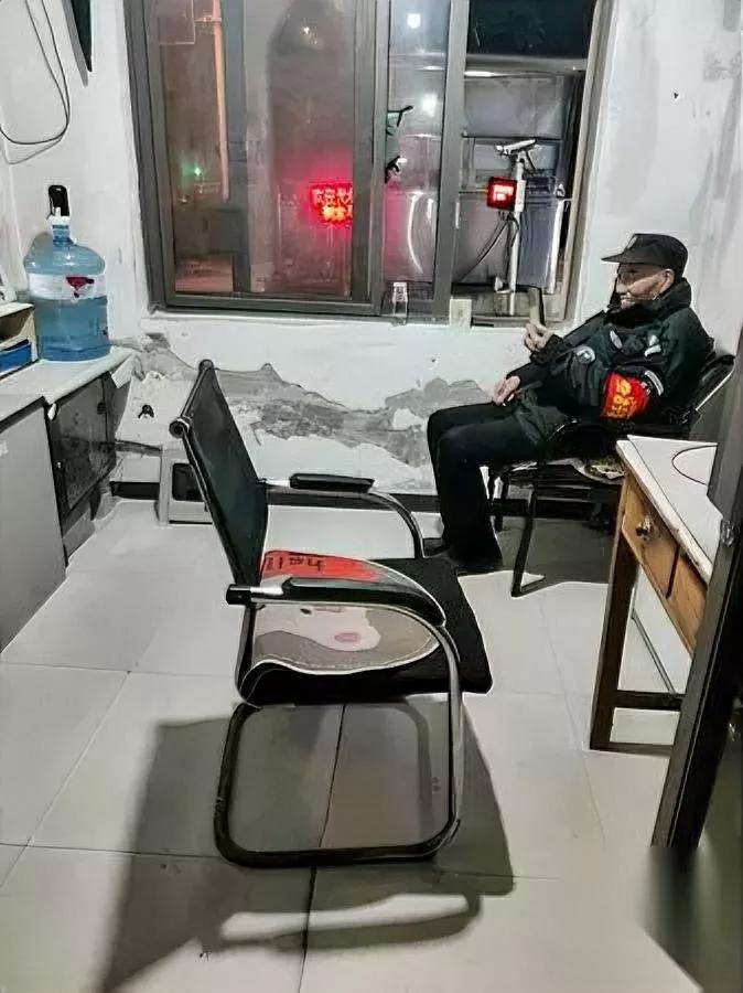 凌晨回家过岗亭，我站在那看了五分钟。蜷在旧沙发里的保安师傅，穿着洗得发白的制