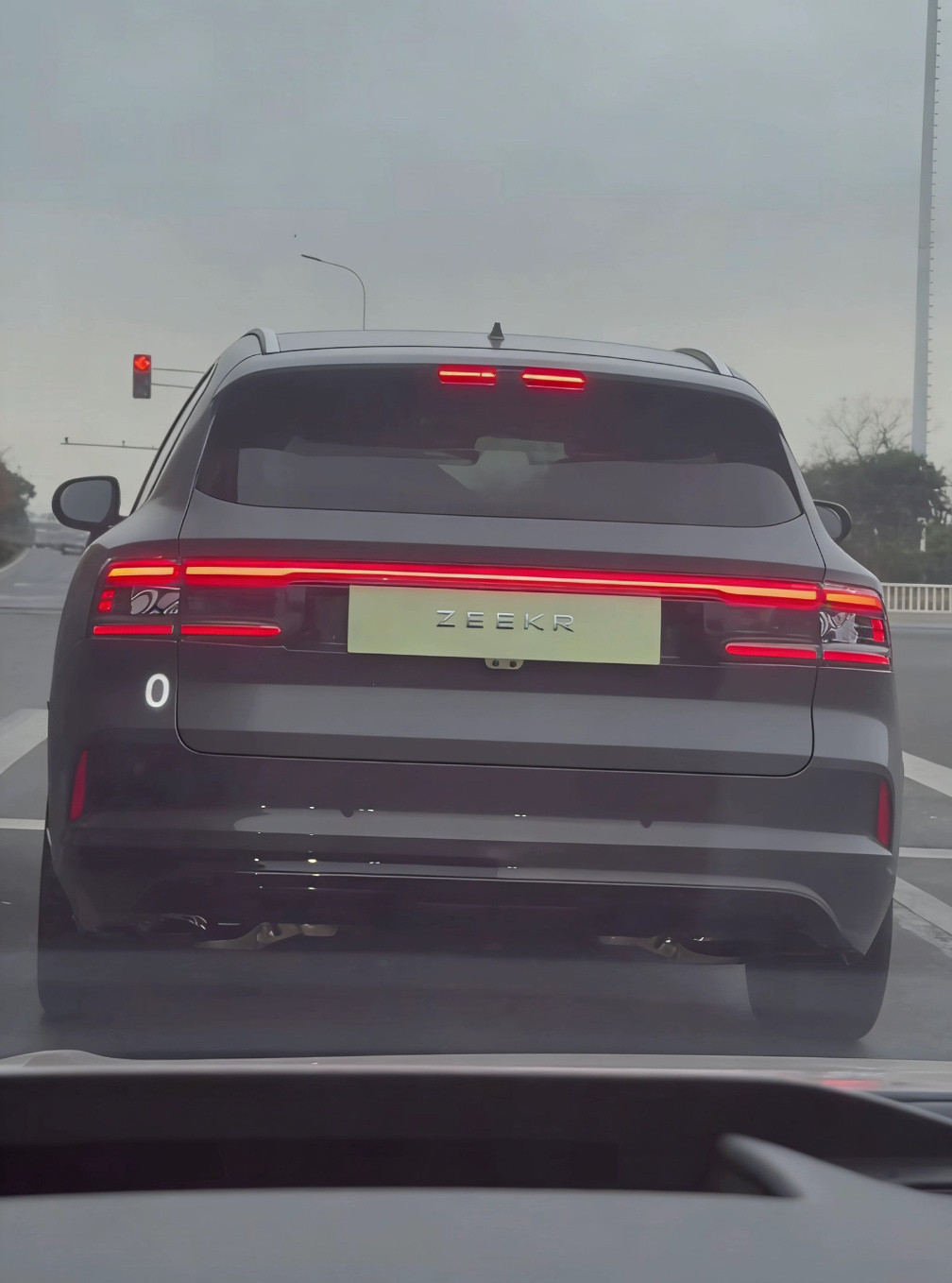 完了，我怎么觉得，极氪8X的尾灯设计比9X好看了二弟好过嫡长子了？大逆不道啊！