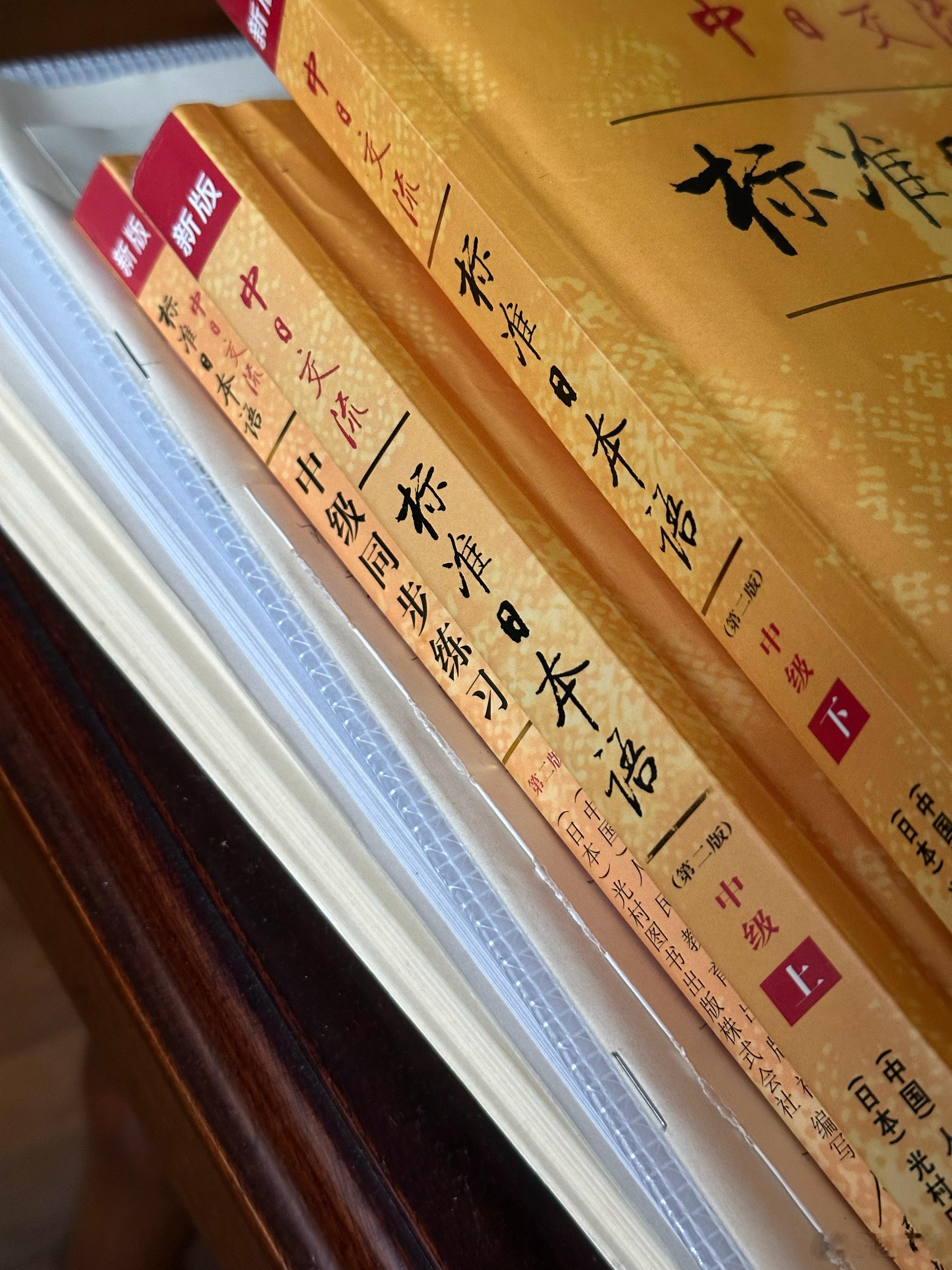 觉得累。今天决定不碰日文。忙完一应事情，净听无聊小说和听歌。时不时负罪感袭来。自
