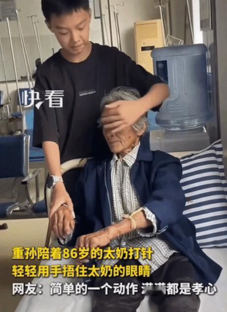 “一个动作把人看破防了！”湖北洪湖，一位老人身体不舒服到医院看病，护士准备给她扎