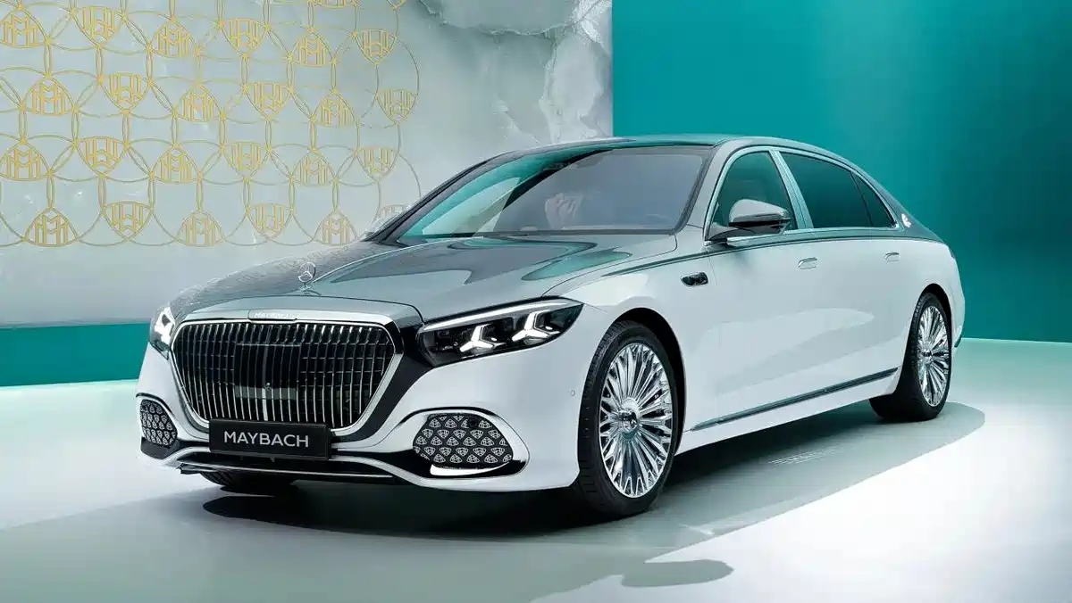 新款迈巴赫正式全球首发亮相，定位大型豪华轿车，车身长度增加了14毫米，达到548
