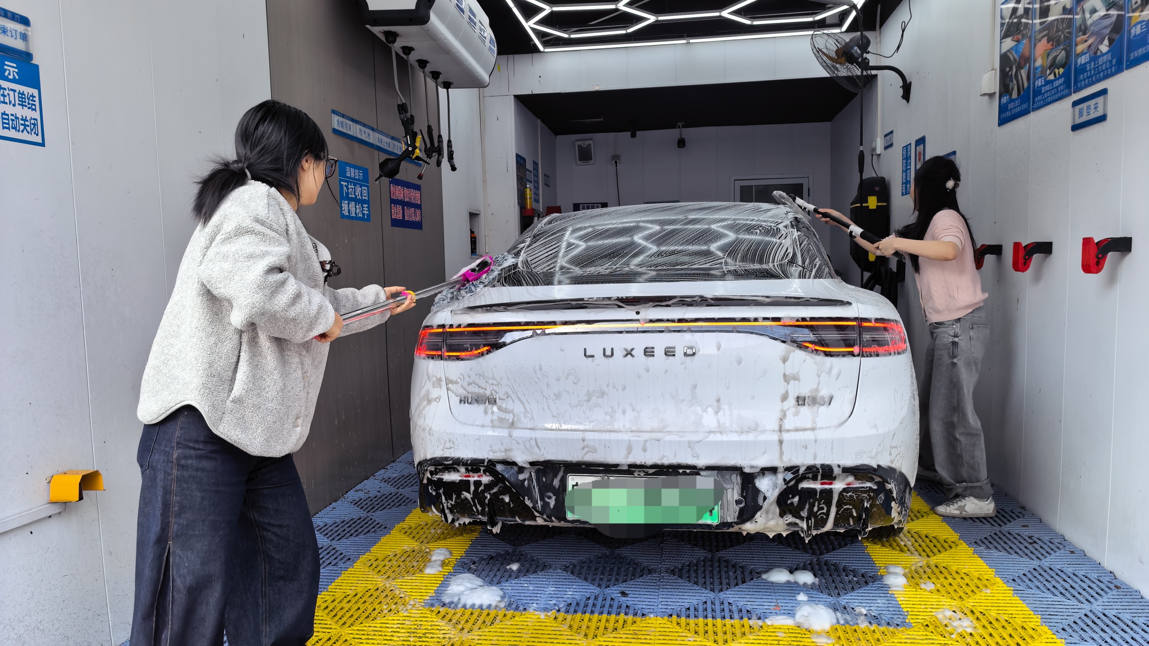 明天就要撤了，走之前喊上老婆妹妹一起给他洗个车