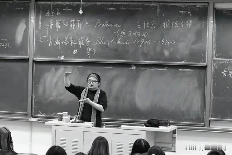 刚才发现，刘欢老师23年就退休了，到头来对外经贸大学只是副教授，连正高都没评上。