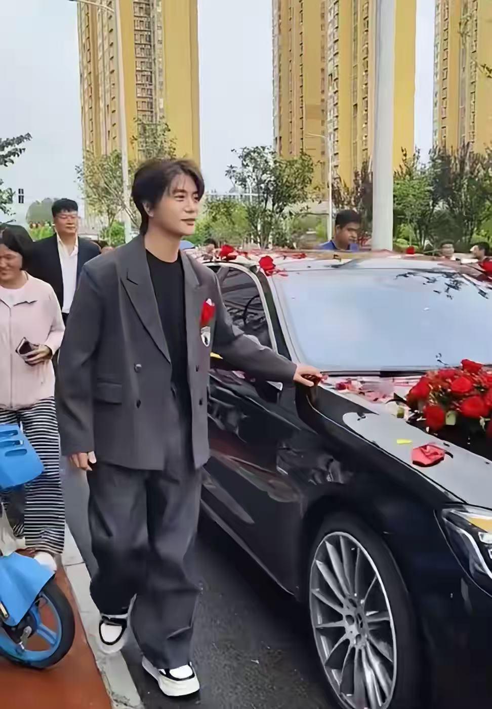 陆虎妹妹大婚现场曝光！被这兄妹情看哭了，当婚车来接妹妹，陆虎全程扶着车送行，这
