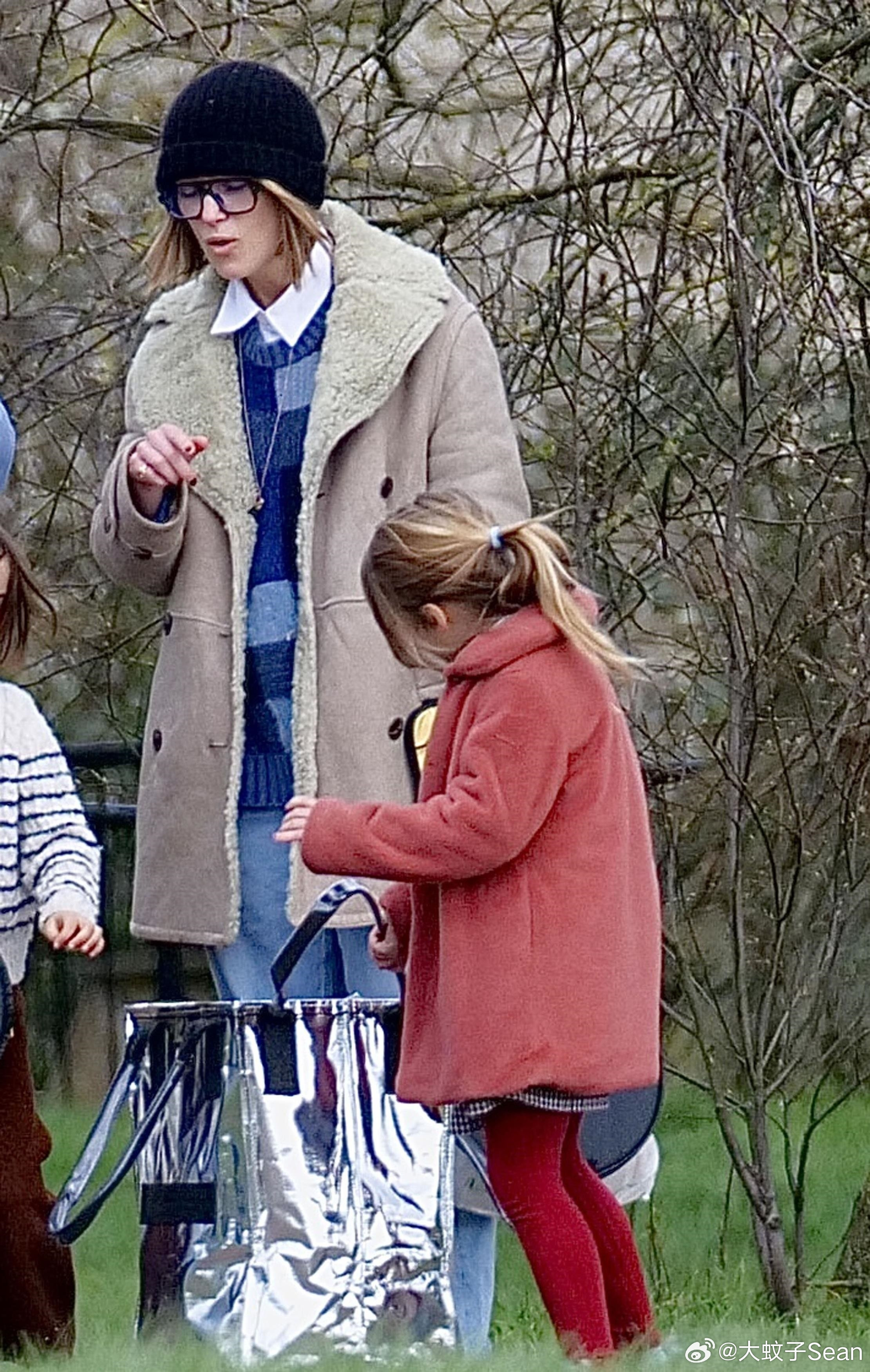 月中KeiraKnightley凯拉奈特莉和孩子还有妈妈等家人在伦敦外出，到公