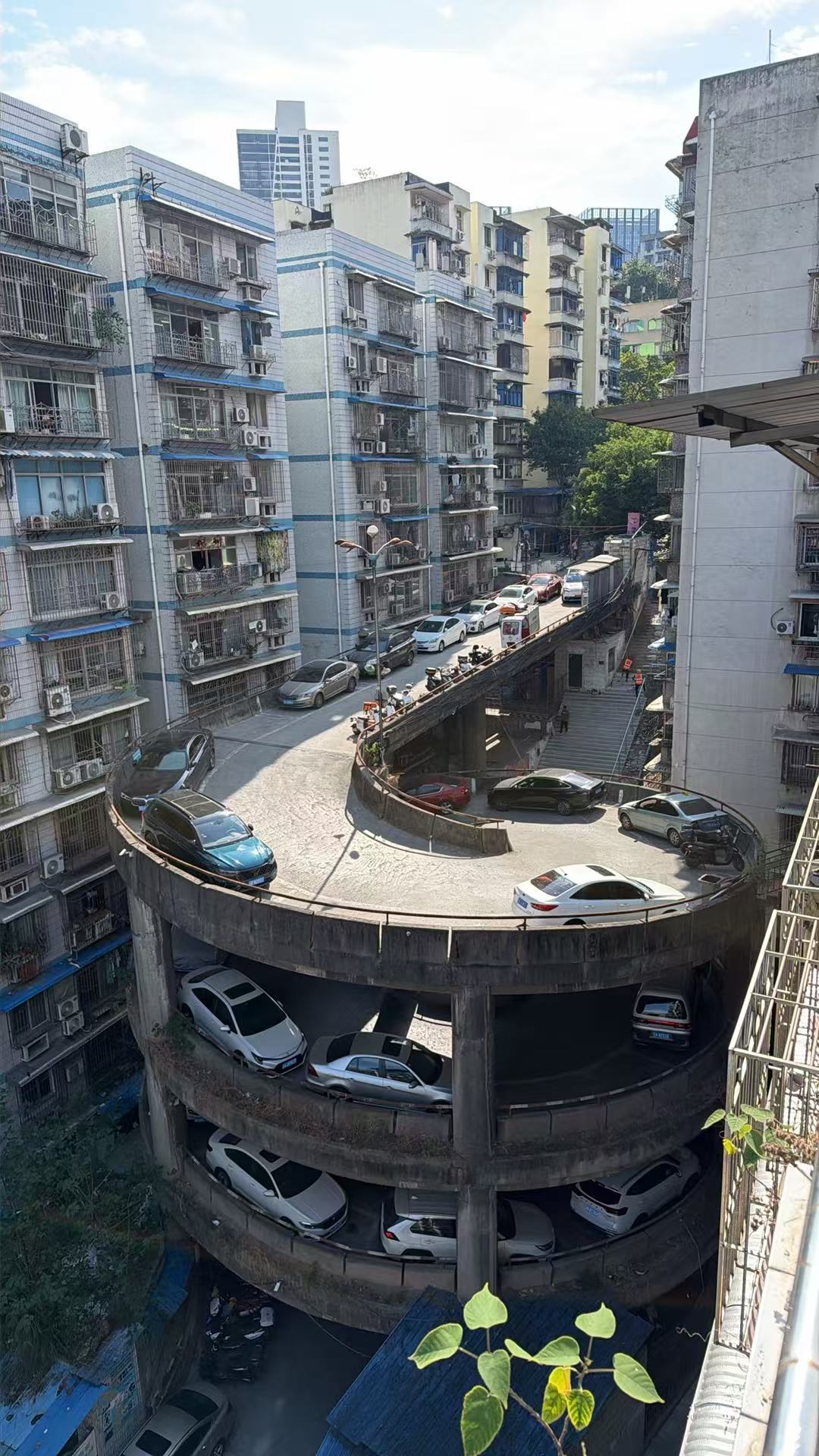 还是得感谢互联网、重庆南岸的宁静小区、特色是1800度旋转车库、很多车来挑战打卡