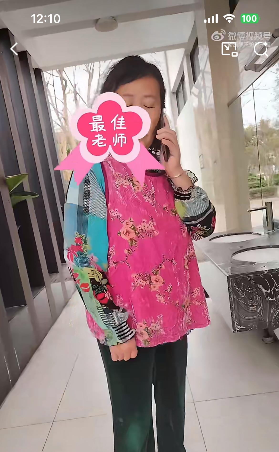 自称大学老师的大妈在公共卫生间洗菜。被保洁阿姨劝说，倒打一耙，说不给她用水，到处