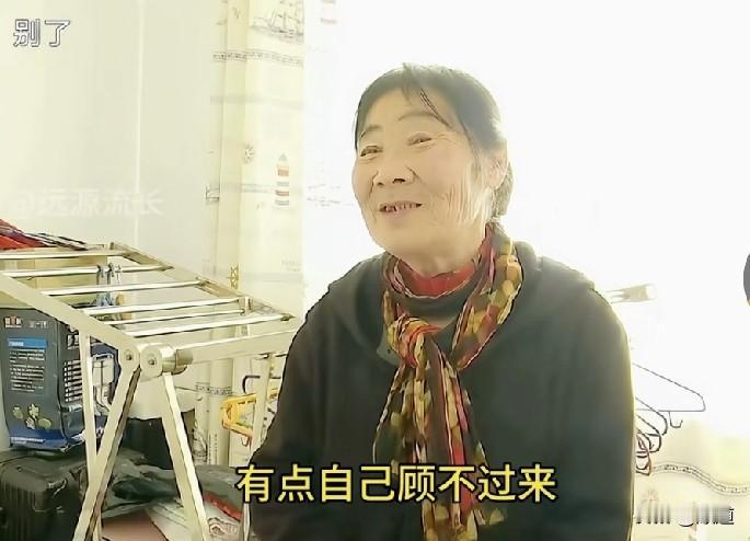 七十多岁阿姨退休金3000，自己一分不花，全给外孙子，自己就靠300块一个月的房
