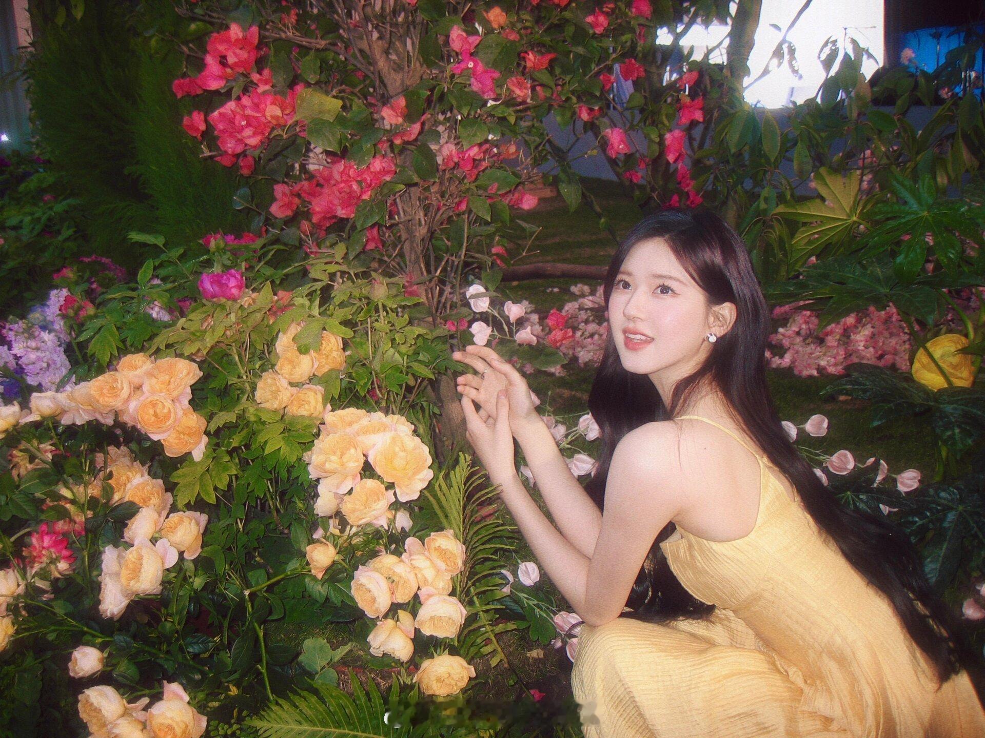 赵露思鲜花少女吊带丝绸裙
