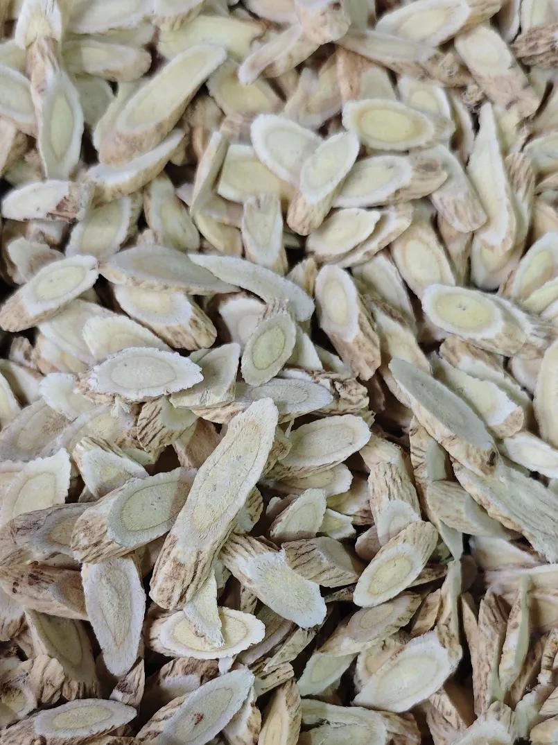 最近中药材市场上，黄芪依然是走量最大的品种之一。很多朋友问我怎么选黄芪，其实关